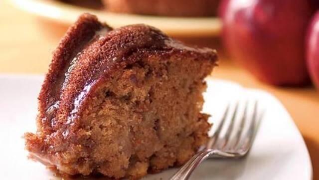 Another delicious dessert option that you have is to sever the apple cake with caramel glaze.