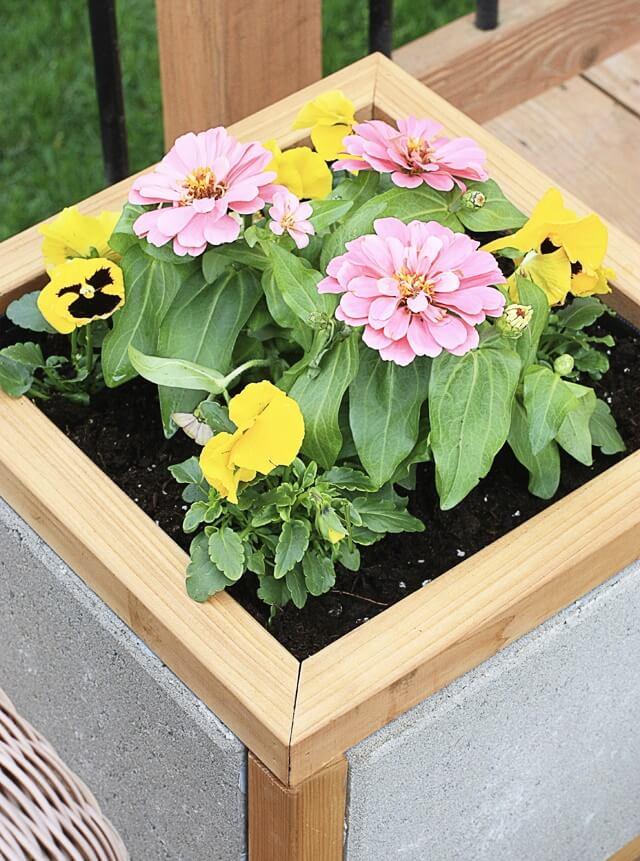 DIY Paver Planter Box. Great do-it-yourself planter box to display seasonal 