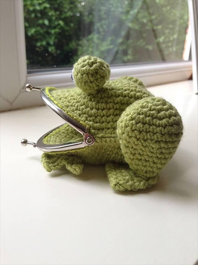 Frog Coin Purse amigurumi crochet pattern 