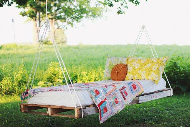 DIY Pallet Swing Bed:
