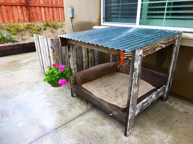 Doghouse-from-pallets