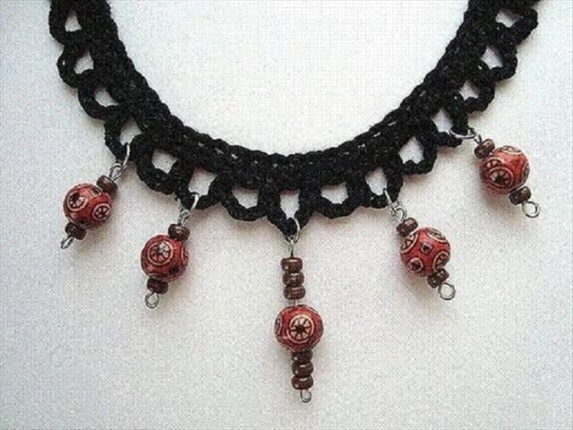 Dangling bead necklace