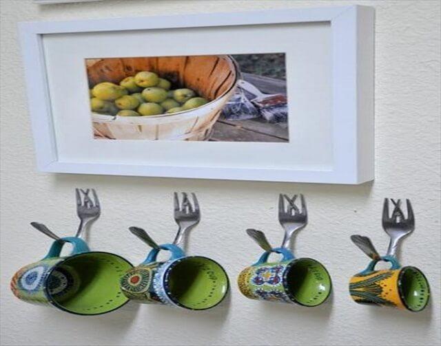  Wall Hooks, Inventive Craft Ideas for Wall Decorating with Recycled Spoons.