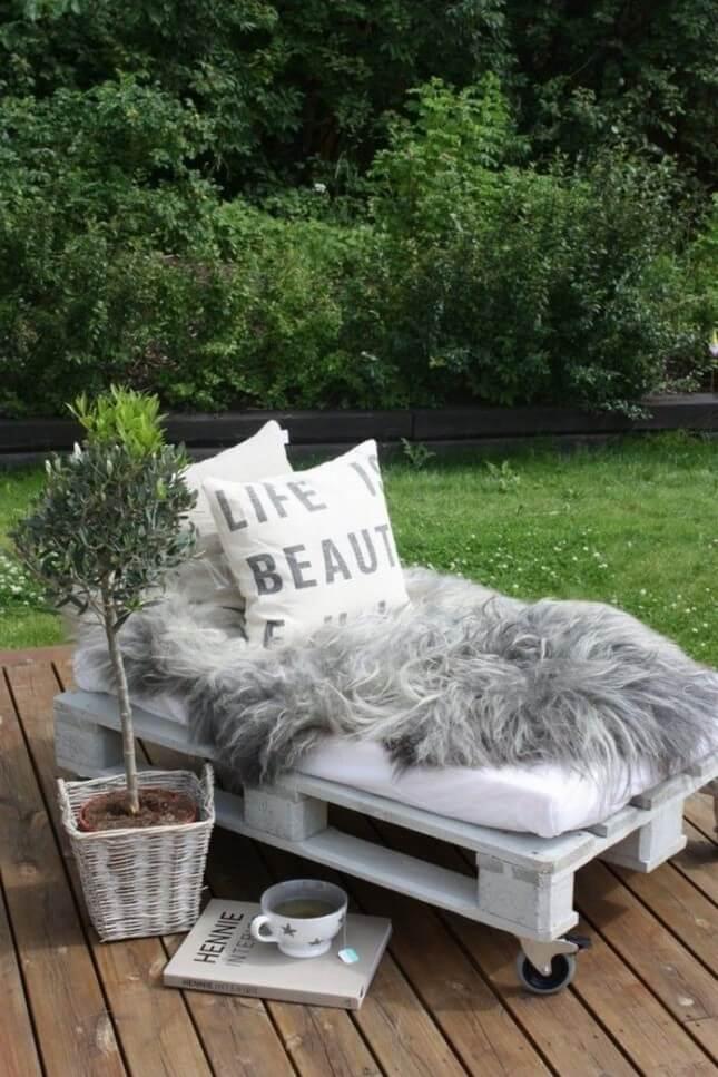 White Pallet Outdoor Lounge