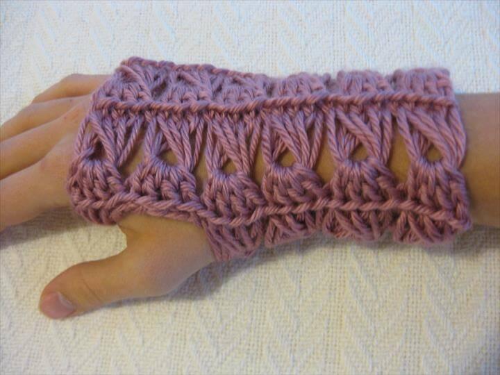 Broomstick Lace crochet gloves