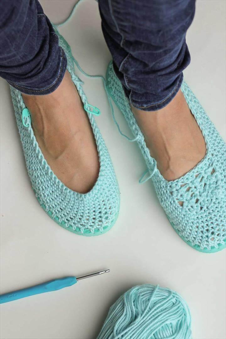 Cotton yarn and a flip flop sole make this free crochet slippers / house shoes pattern