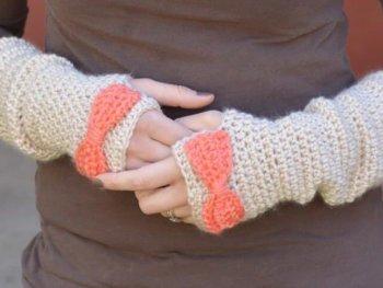 Free Crochet Pattern - Dainty Bow Crochet Arm Warmers | Make these pretty arm warmers and