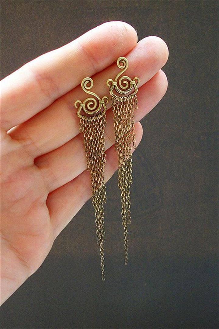 This earring set shows a wonderful combination of effective wire work and the concept of a tassel -- a current trend in jewelry design. 