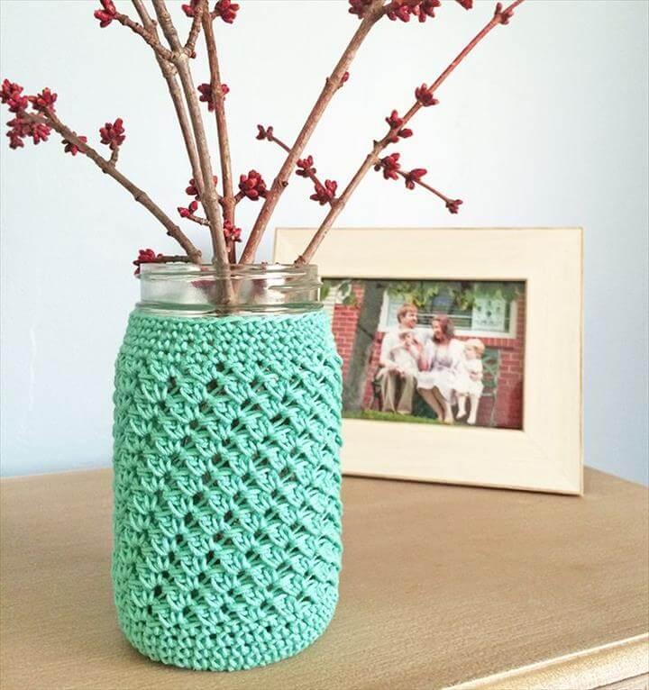 Free crochet pattern: Mason Jar Crochet Cozy. Quick and Easy home decor. Crochet