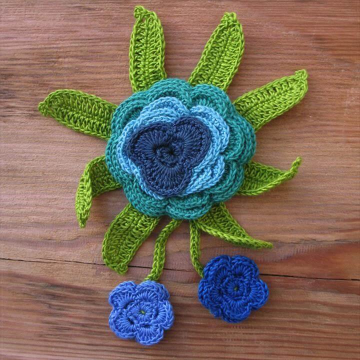 Crochet pinflower brooch 