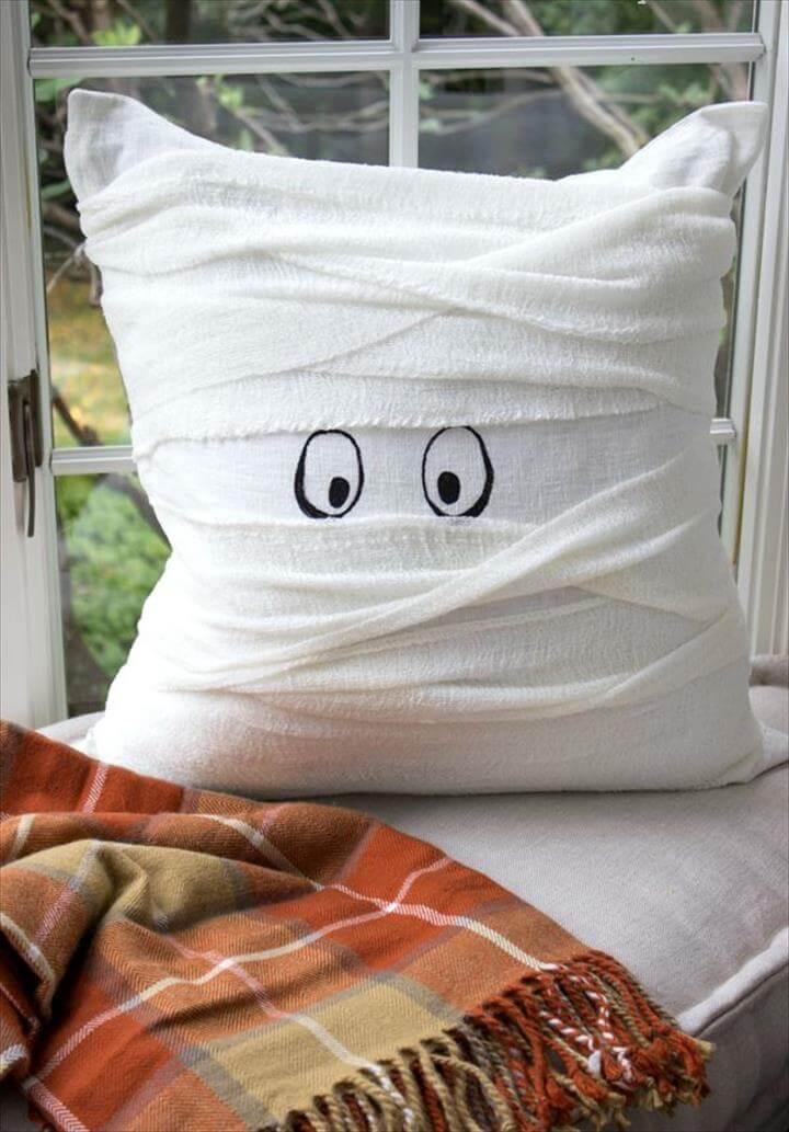 Halloween mummy pillow that's a 15 minute DIY - simple tutorial included in post!