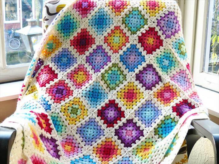 Free crochet pattern: Colourful rainbow granny square blanket