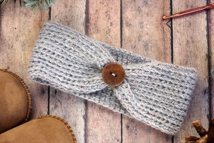Free crochet headband pattern! Sizes include, newborn,