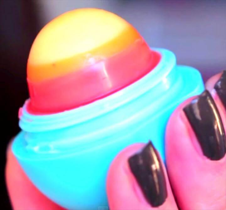 Get Shiny And Delicious Lips With This Easy DIY Ombre EOS Lip Balm! – Cute DIY Projects