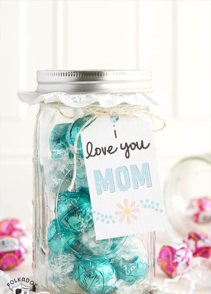 Clever Mason Jar Gift Ideas for Mom - perfect for a last minute gift!