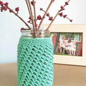 Free crochet pattern: Mason Jar Crochet Cozy. Quick and Easy home decor.