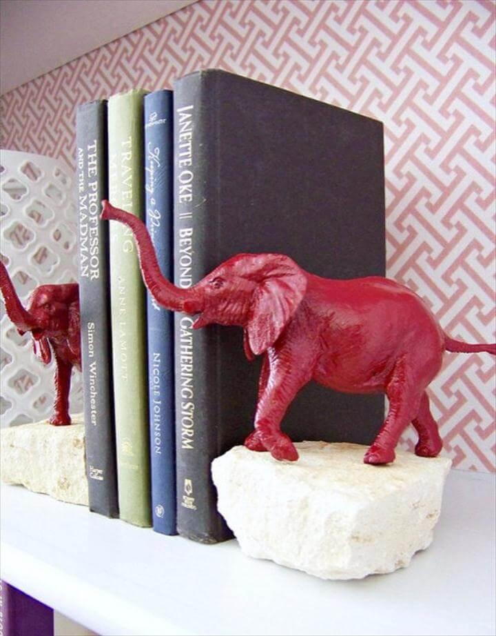 Animal Bookends, DIY Renters Decor Ideas - DIY animal Bookends - Cool DIY Projects for Those Renting Aparments