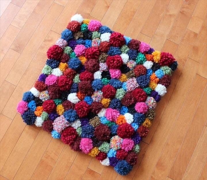 fun & funky pompom accent rug – sure to liven up the living room. Tutorial: Pippa Quilts