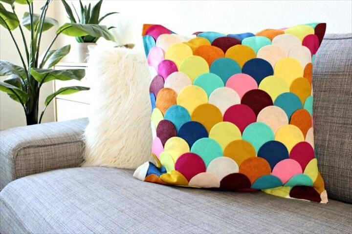 Easy Crafts: No-Sew DIY Felt Scalloped Pillow