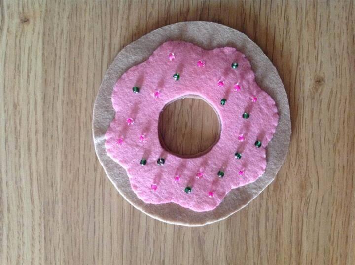 DIY felt food - a box of doughnuts - tutorial and pattern