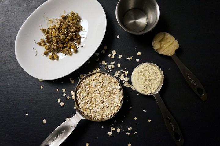 DIY Oatmeal and Raw Honey Face Mask