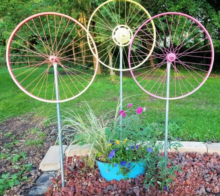 DIY Bicycle Wheel Yard Art