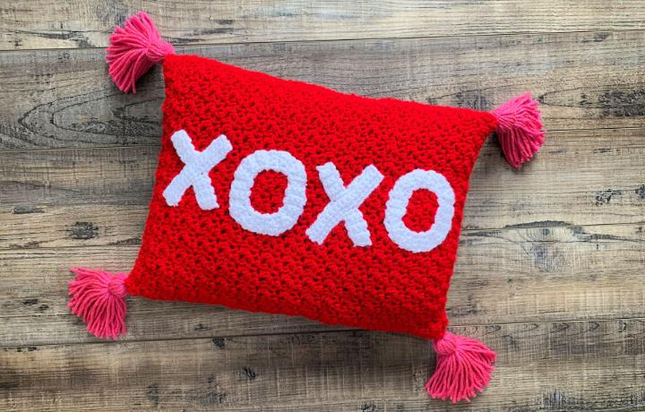 Crochet XOXO Valentines Day Throw Pillow
