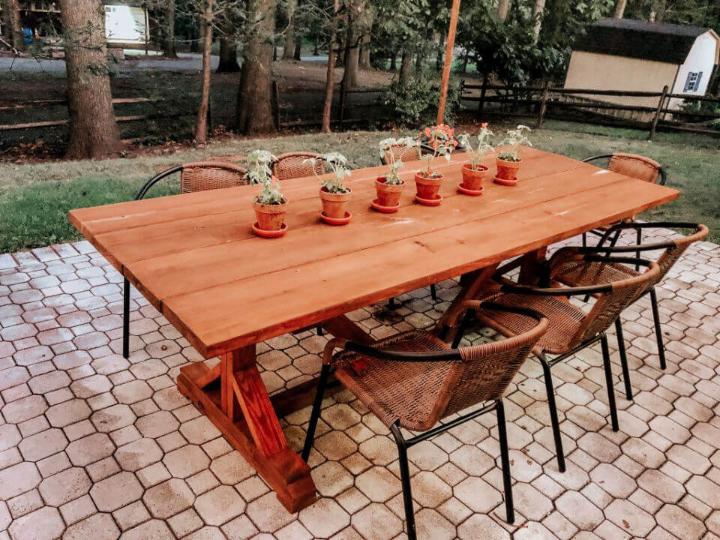 DIY Outdoor Farmhouse Table