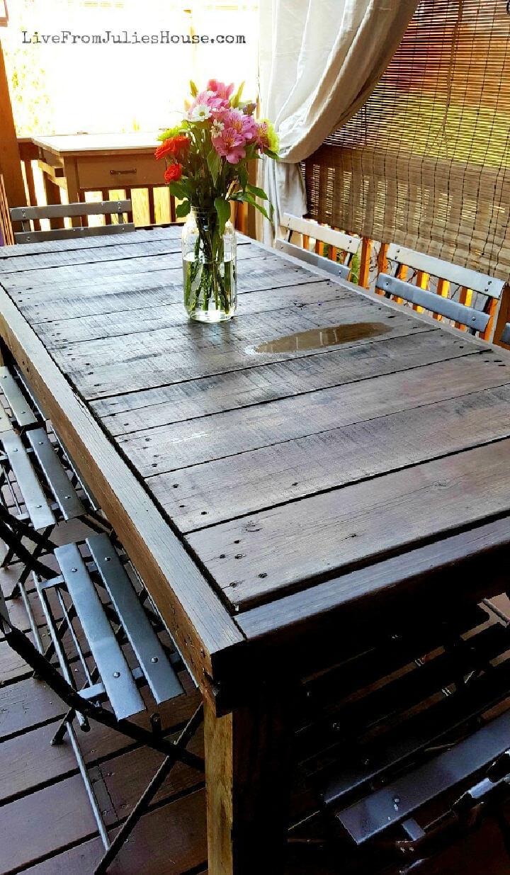 DIY Outdoor Pallet Dining Table
