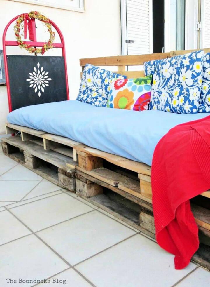 Outdoor Pallet Couch