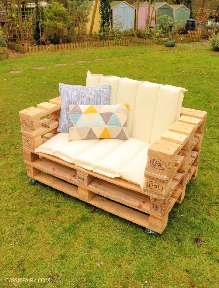 DIY Pallet Bench for Garden