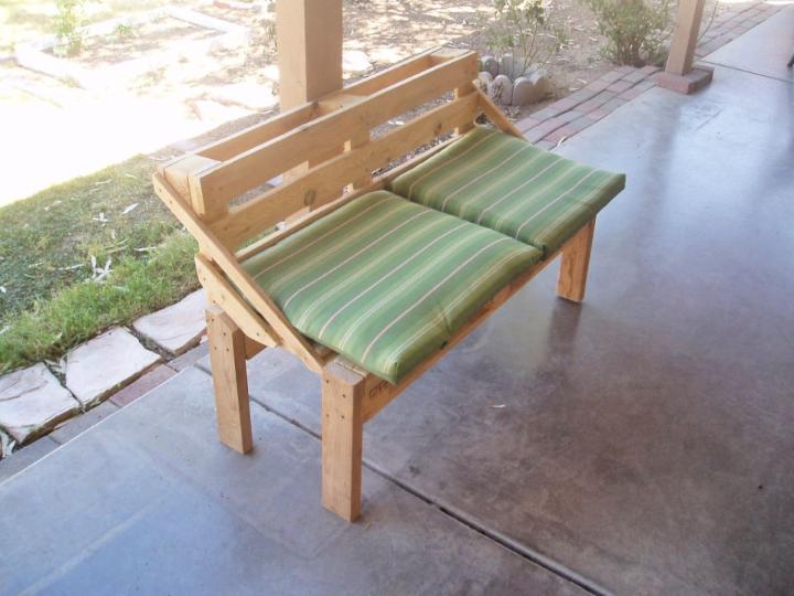 DIY Wood Pallet Bench