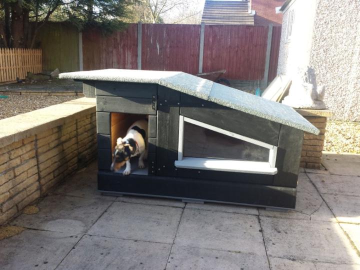 Luxury Pallet Kennel with Sun Deck