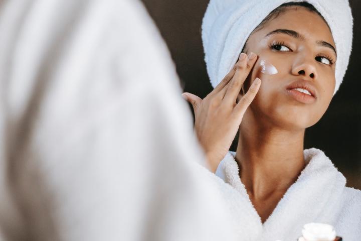 how-to-refresh-your-face-before-bed-with-night-moisturizer-diy-to-make