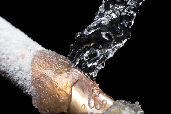 How to Safely Unfreeze a Pipe Bathroom or Shower DrainHow to Safely Unfreeze a Pipe Bathroom or Shower Drain